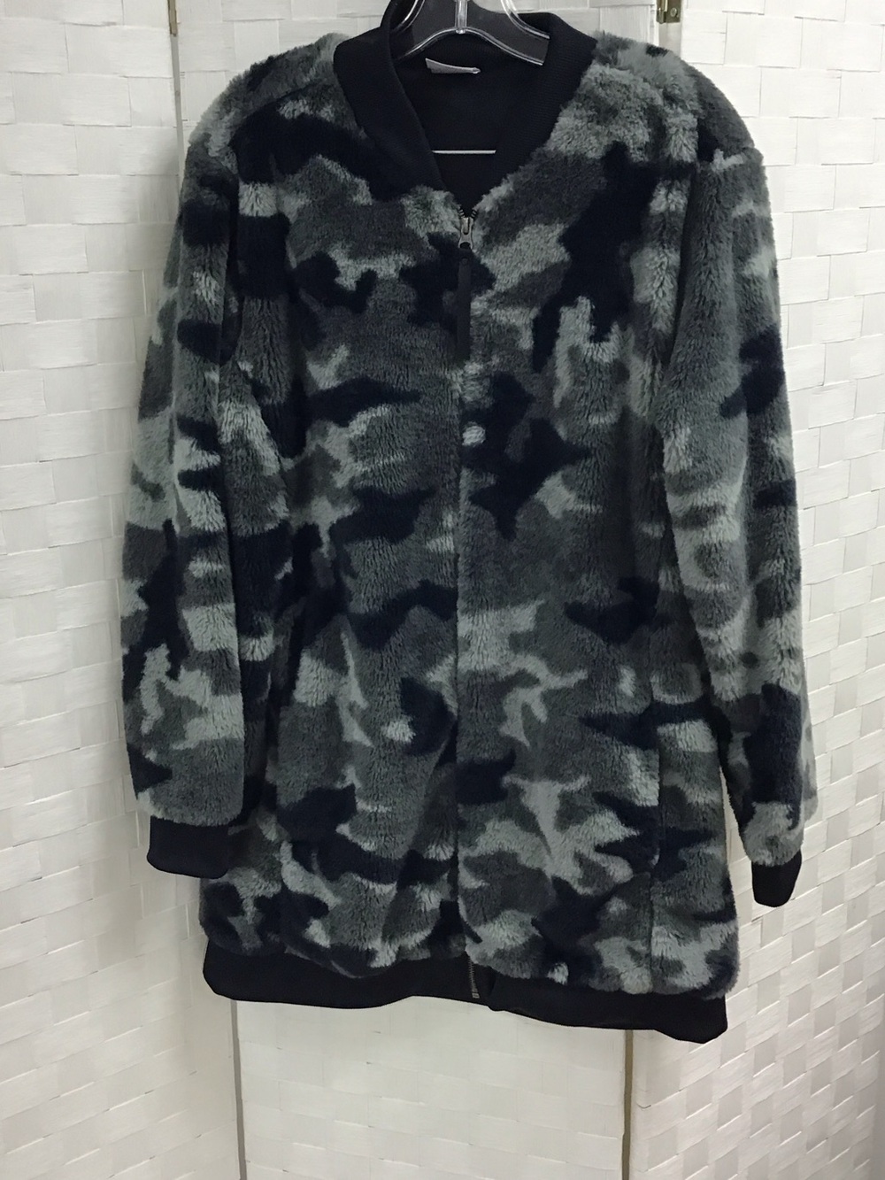 Columbia Women's Gray & Black Camo Faux Fur Zip-Front Crew Sweater